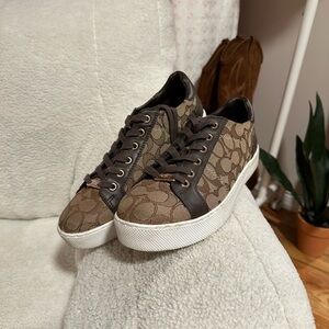 Adorable coach logo sneakers